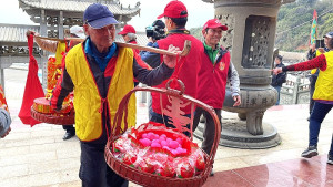 陳元帥壽誕,廟方循古禮慶祝,西莒傳統技藝協會組祝壽團為陳元帥祝壽,現場熱鬧滾滾。(圖/文:宋幸儒)