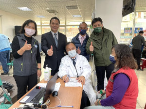 　北竿整合式健檢首場有231位民眾掛號受檢，縣長王忠銘到場為工作人員加油並表示感謝。（圖／文：陳鵬雄）