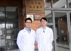 　又有專科醫師學成返鄉！劉瑞軒醫師（左）今年1月回馬服務，是地區首位計畫培育麻醉科醫師，每週三下午開診，服務鄉親更多元。（圖／文：曹重偉）