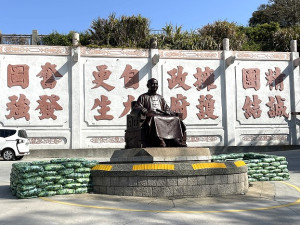 　北竿硬地超馬展開全島賽道軍事意象武器陳展點佈置作業。（圖／文：陳鵬雄）