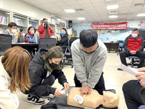 交通旅遊局舉辦導遊、解說員CPR+AED培訓,加強第一線觀光從業人員急救技能。(圖/文:馮紹夫)
