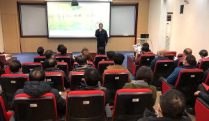 　受王忠銘邀請，前國發會主委陳美伶來馬專題演講，與縣府同仁分享公職生涯經驗；王忠銘先開場引言，稱呼陳美伶是馬祖的貴人。（圖／文：曹重偉）
