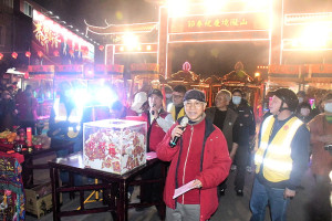 　山隴境白馬尊王廟管會12日晚間遶境巡安祈福，活動後立即舉辦添香油得福彩摸彩。（圖／文：曹重偉）