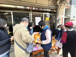 　為解決地區用蛋需求，連江縣農會與彰化縣大城鄉農會協調雞蛋配送，首波80盒銷售一空。（圖／文：馮紹夫）