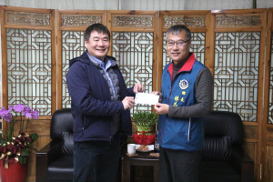 　台電公司電協會致贈南竿鄉公所111年度發電年度促協金100萬元，由鄉長林志東代表接收。（圖／文：吳嘉榮）