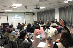 消防局防火管理人訓練首採視訊方式,讓離島學員免於奔波。局長曹典鈺首日主講火災預防策略。(圖:連江縣消防局)