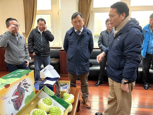 台東縣副縣長王志輝到馬祖推廣遠近馳名鳳梨釋迦,同時縣府也推廣馬祖陳高、SBIR產品,促進雙方產業互惠。(圖/文:馮紹夫)