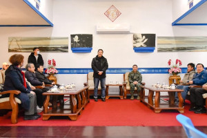 縣長王忠銘頒贈榮譽縣民證給東引指揮官賴政豐少將,感謝他對地方鄉政事務的積極協助及努力付出。(圖:東引鄉公所)