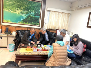 中央氣象局拜會北竿鄉公所,就芹山設置S-band氣象雷達交換意見。未來雷達站外觀設計以馬祖燕鷗為主意象。(圖:北竿鄉公所提供)