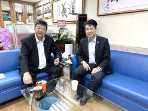 　新任馬管處長黃勢芳16日拜訪立委陳雪生，陳雪生期勉他能與縣長王忠銘領導的縣政團隊密切配合，協力推動國際藝術島。（圖：立委陳雪生辦公室）
