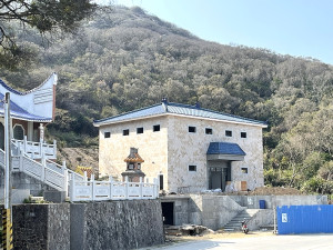 　北竿鄉第二納骨堂主體工程近尾聲，完工後可新增511個骨灰及骨骸櫃區。（圖／文：陳鵬雄）