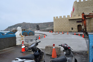 　東引鄉中柱連堤道路改善工程，已完成海淡廠至感恩亭的鋪面更新，並先行開放機車通行，鄉公所籲請用路人注意施工警示標誌並減速慢行。（圖／文：陳其敏）