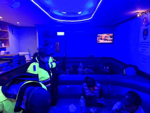 藍眼淚季前淨化縣內治安,縣警局配合警政署政策執行威力掃蕩黑幫擴大臨檢專案勤務,威力臨檢特定場所。(圖:連江縣警察局)