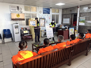 北竿警察所前往橋仔岸巡隊部進行反詐騙宣導。(圖:北竿警察所)