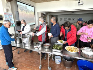 　走出疫情陰影，鐵板社區關懷據點長青食堂恢復運作，老人家們齊聚一堂，圍成一桌邊吃邊聊，氣氛自然又溫馨。（圖／文：曹重偉）