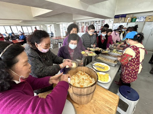 馬港社區發展協會今年3月份老人共餐16日上午於社協活動中心歡樂登場,依公、依嬤一同用餐,吃得養生又健康。(圖/文:曹重偉)