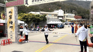 2023第7屆北竿硬地超級馬拉松火熱開跑!近千名跑者挑戰賽道,男子組陳世軒獲50K超馬組冠軍。(圖/文:馮紹夫)