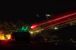 機步連官兵在馬鼻灣對空實施機槍射擊。(圖:鍾惟同)
