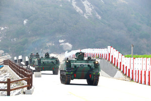 　機步連官兵駕駛甲車機動至操演場地。（圖：鍾惟同）
