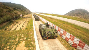 　甲車在機場旁戰備道實施機動。（圖：賴閩蝶）
