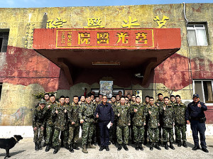 　官兵與東莒派出所所長進行大合影。（圖：邱彥愷）