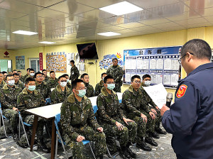 　東莒派出所所長對官兵進行宣教。（圖：邱彥愷）