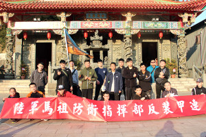 　反甲連官兵於清水境白馬尊王廟合影。（圖：鄭恆佳）