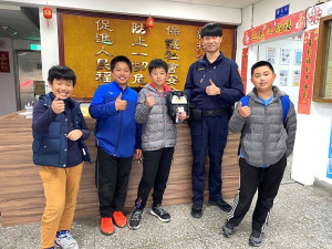 宣愷、豫鴻、哲瀚及陳鵬4位介壽國小學童拾金不昧,獲警察大讚品德教育有成。(圖:南竿警察所)