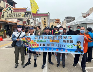 縣警局「打詐連江隊」邀請縣長王忠銘及各局處首長向硬地超馬選手及鄉親宣傳反詐。(圖:連江縣警察局)