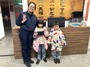 仁愛國小一年級的張小妹與弟弟18日拾獲錢包送往警局,拾金不昧善舉值得表揚。(圖:南竿警察所)