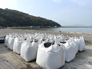 　北竿散裝砂石再度缺料，部份營造業者改以袋裝太空包應急。（圖／文：陳鵬雄）