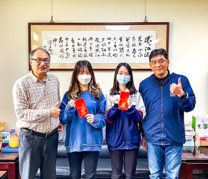 馬祖高中李郡純(左2)、任尚真(右2)錄取繁星計畫,校長陳天賜、家長會長楊清宇給予祝福與獎勵。(圖:馬祖高中)