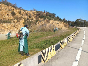連江縣環境資源局展開南竿鄉25條道路、步道割草工作,提醒民眾路過減速慢行,保護人員安全。(圖:環資局)
