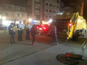防騙高峰期,縣警局近期結合垃圾車清運時間進行廣播,同時派員手持識詐標語宣導,藉此加強民眾印象,提高識詐能力及警覺。(圖:連江縣警察局)