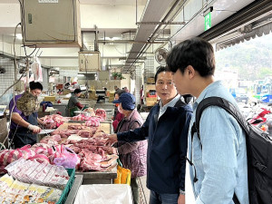 國軍缺肉風波登上媒體,風傳媒22日訪問縣長王忠銘並實地前往市場了解民生物資供給狀況。(圖/文:馮紹夫)