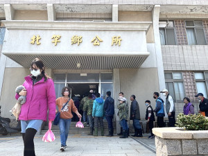 　北竿鄉公所22日代售雞蛋，排隊人龍從公所排到代表會。（圖／文：陳鵬雄）