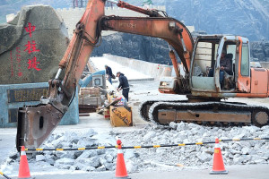 　連結東、西引島唯一道路進行鋪面灌漿更新，施工已接近尾聲，預定4月上旬可以恢復所有車輛通行。（圖／文：陳其敏）