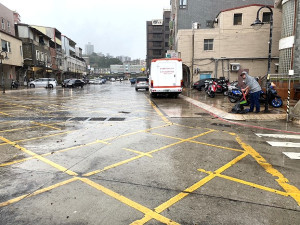 連江縣環資局展開南竿全島重要路段下水道清淤,在雨季來臨前完成,避免阻塞。(圖:連江縣環資局)