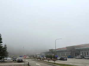 　鋒面過境馬祖，23日局部霧與低雲影響空中交通，南北竿航空站統計201人滯留。（圖／文：馮紹夫）