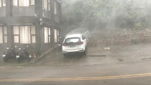 春雷伴隨著狂風暴雨23日西莒報到,中午12時宛如黑夜,隨後風雨交加,所幸無災情傳出。(圖/文:宋幸儒)