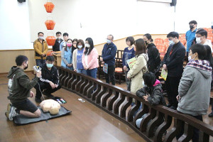　馬管處辦理CPR暨AED急救訓練認證課程講座。其所轄各遊客中心及北竿戰和館都獲得了AED安心場所認證。（圖／文：吳嘉榮）