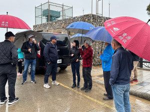 北竿鄉公所與代表會24日與水保局長現勘北竿多處坡地保護,爭取支持。(圖:北竿鄉代會)