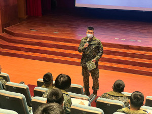 政戰處長分享批改軍旅手札的心得。(圖:馬武羣)