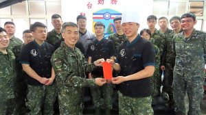 　主任頒發廚藝大賽冠軍獎金。（圖：楊玖千）