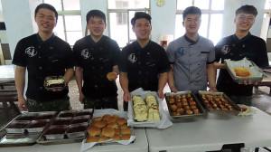 　參賽同仁與餐點合影。（圖：楊玖千）
