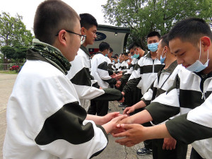 參賽隊伍賽後握手致意。(圖:黃昱敏)