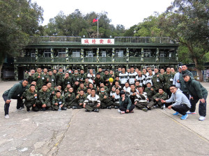 參賽官兵合影留念。(圖:黃昱敏)