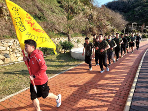 連隊官兵帶隊至勝天公園。(圖:簡慈儒)