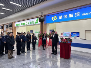 華信航空26日順利首航,交通部長王國材與各界祝福致詞,共同見證歷史一刻。(圖/文:馮紹夫)