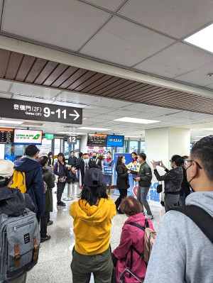 　旅客歡欣搭乘華信首航班機，許多民眾透過Flightradar24網站追蹤班機軌跡圖並留下紀念。（圖：截自Flightradar24、民眾提供）